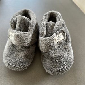 Toddler UGG baby/toddler house shoe slippers gray sz 4/5. See size tag in pics.